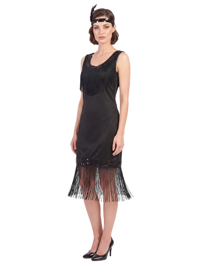 Femeie cu costum de rochie de charleston negru