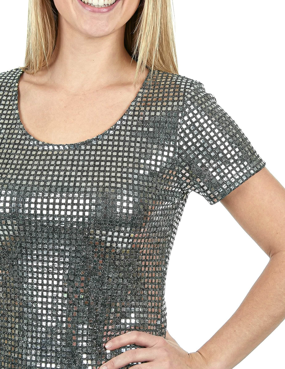 Prim-plan pe paietele argintii ale costumului-rochie disco