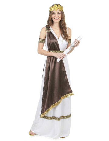 Femeie cu costum roman din satin