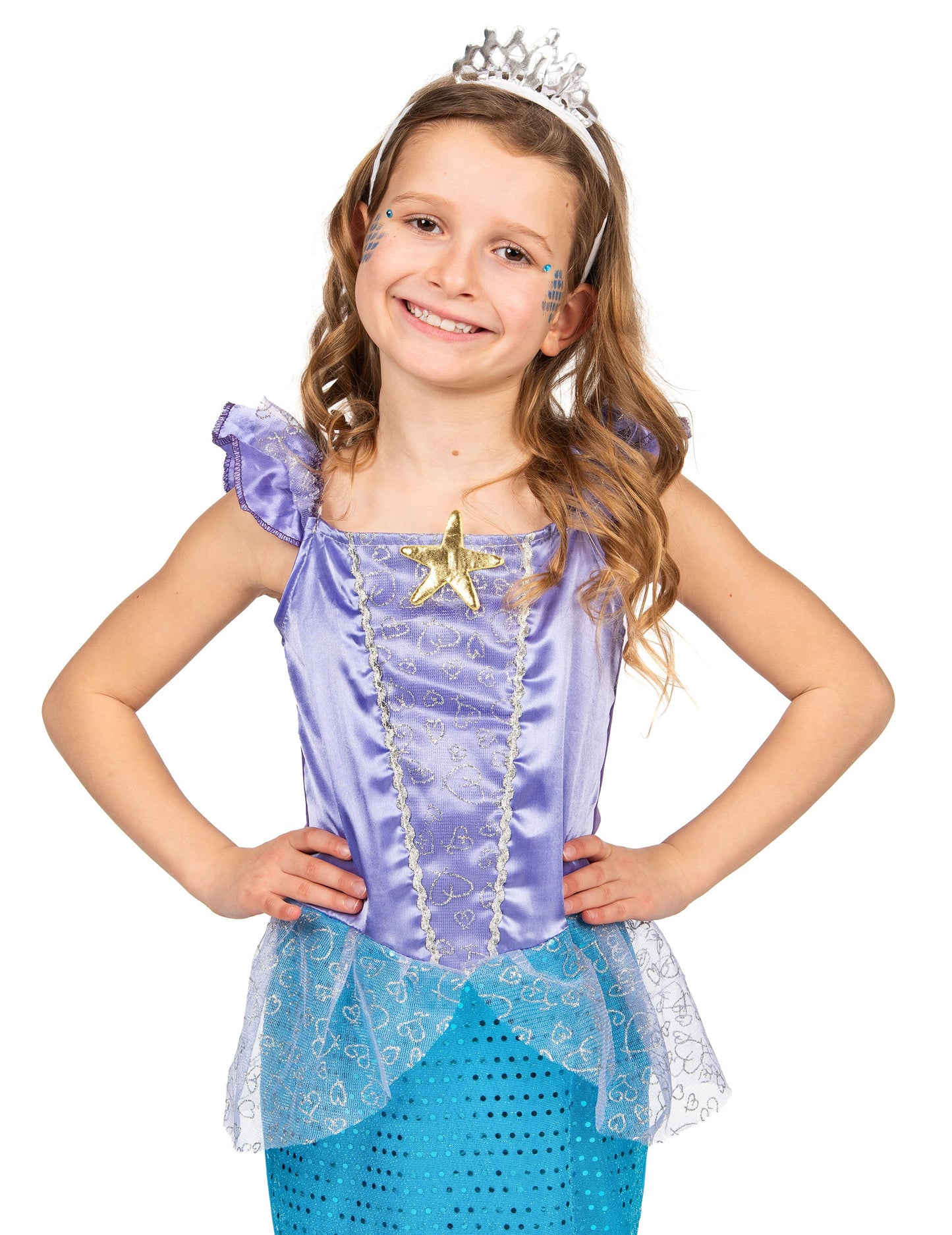 Gros plan sur le diadème et le bustier du déguisement sirène pour fille