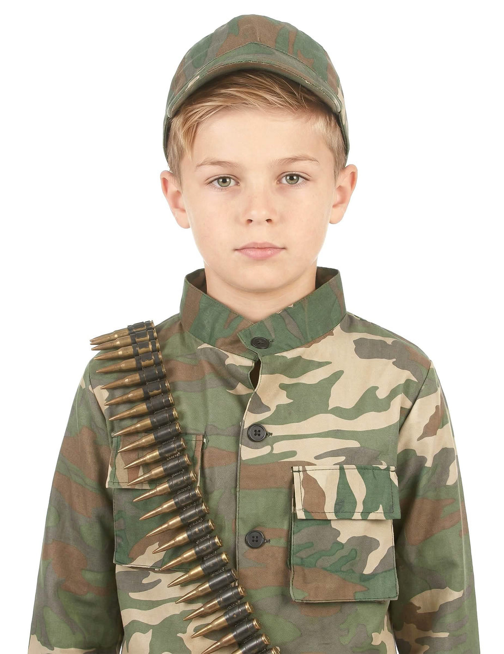 Prim-plan pe bust și pe șapca costumului de soldat pentru băiat