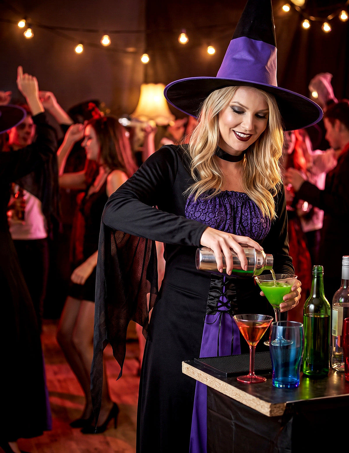 Deghizarea vrăjitoarei femeii de Halloween