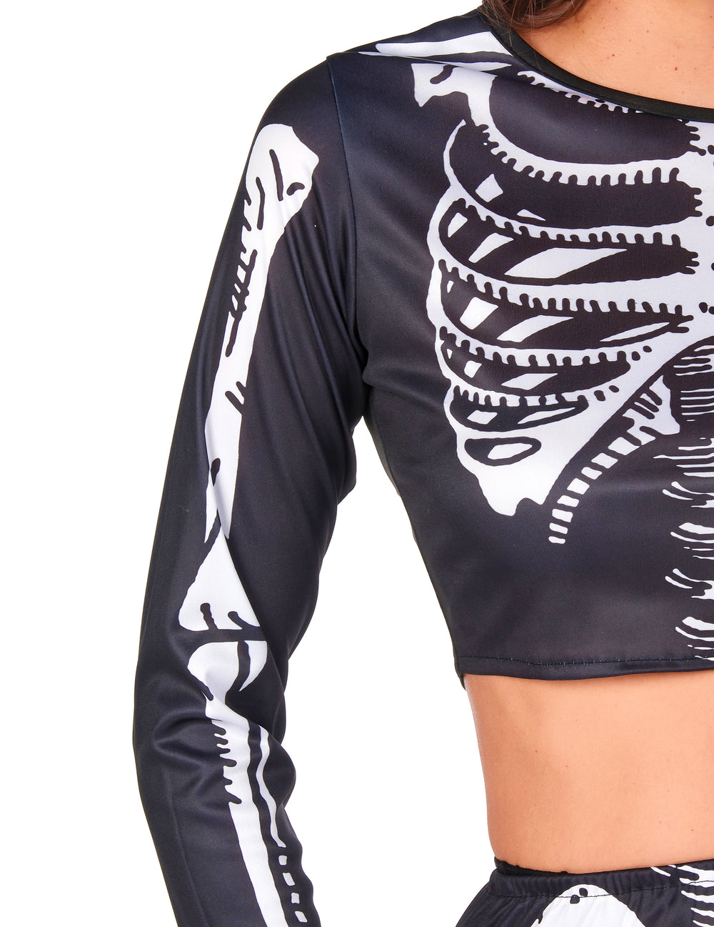 Gros plan sur la manche du déguisement de squelette crop top