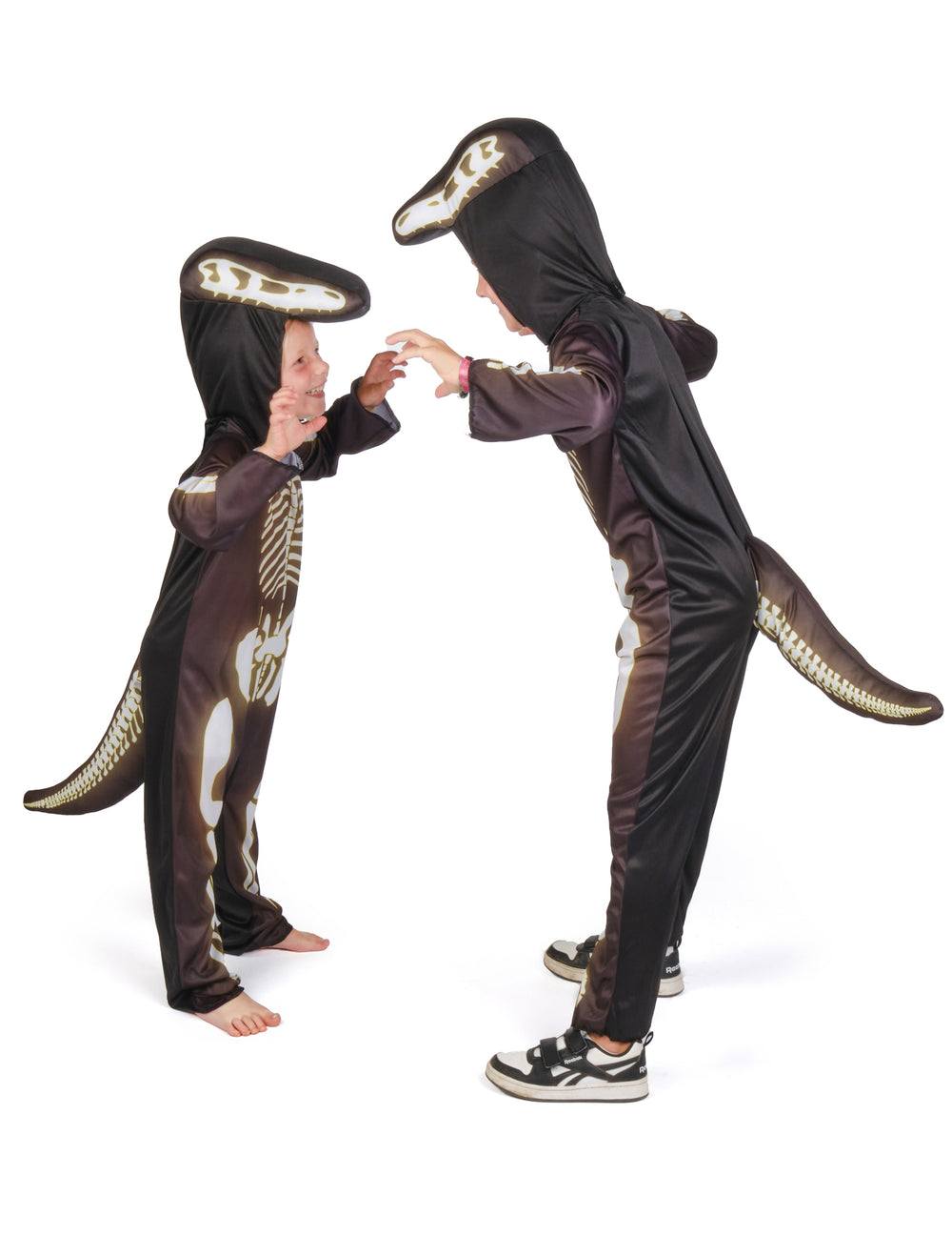 Vue de profil de deux enfants du déguisement squelette de dinosaure pour enfant