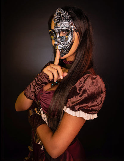 Détail du masque mécanique du déguisement steampunk pour femme
