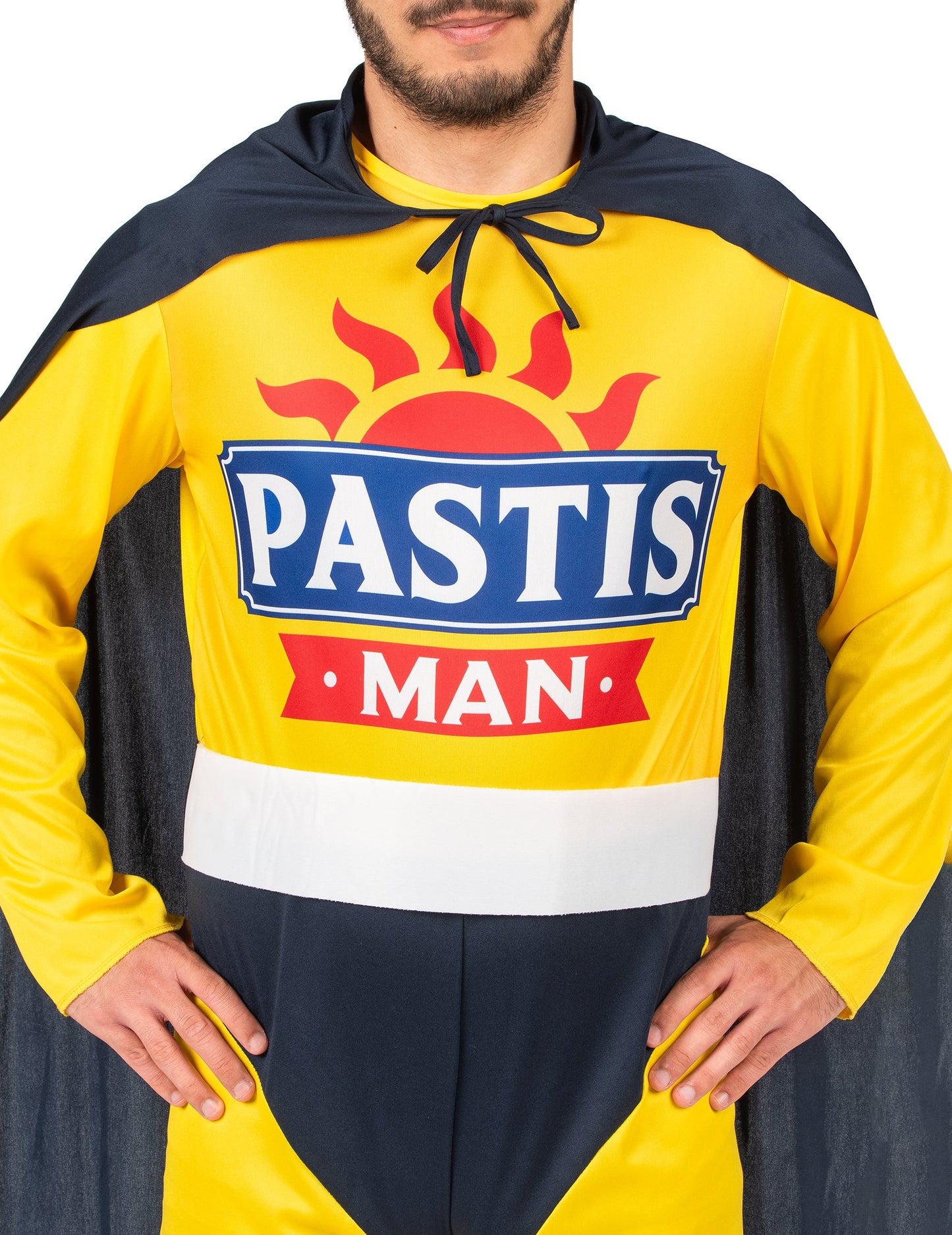 Detaliu al logo-ului de pe bustul costumului Super Pastis Man