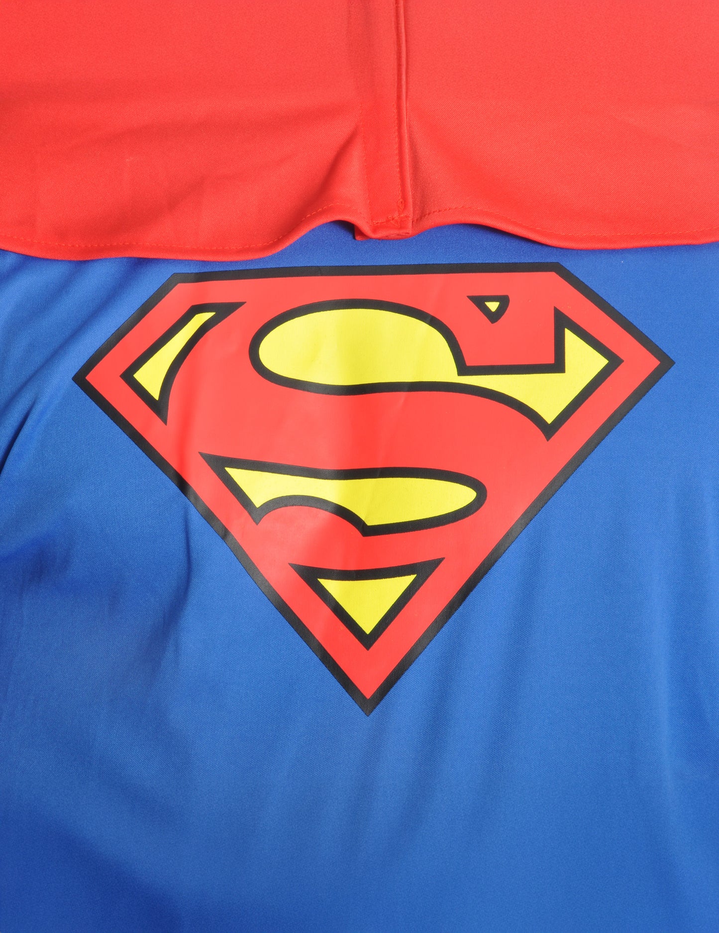 Détail du logo sur le torse du déguisement de Superman DC Comics™