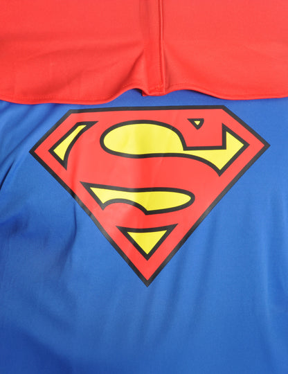 Détail du logo sur le torse du déguisement de Superman DC Comics™