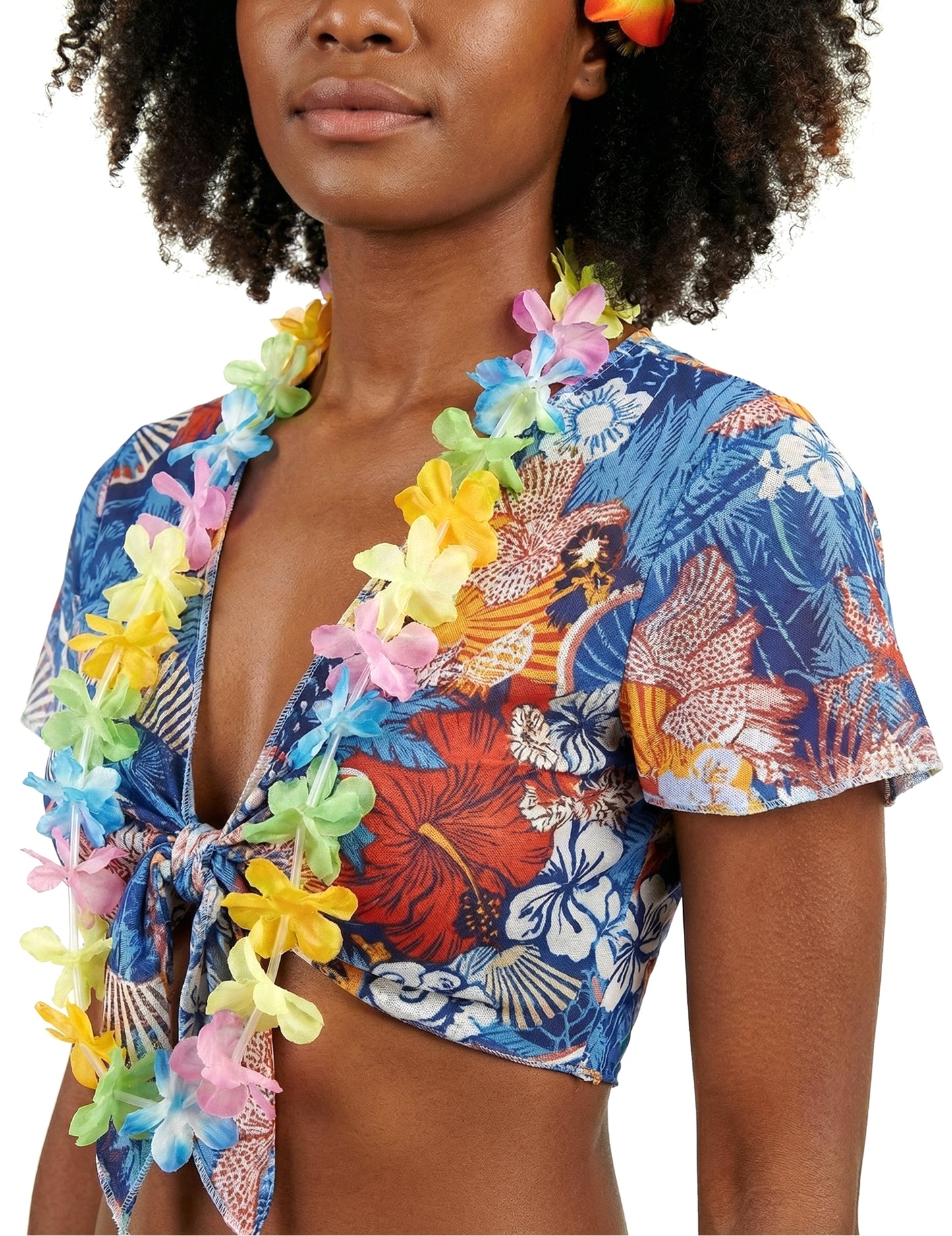 Prim-plan pe partea de sus și colierul de flori al costumului de turist hawaian