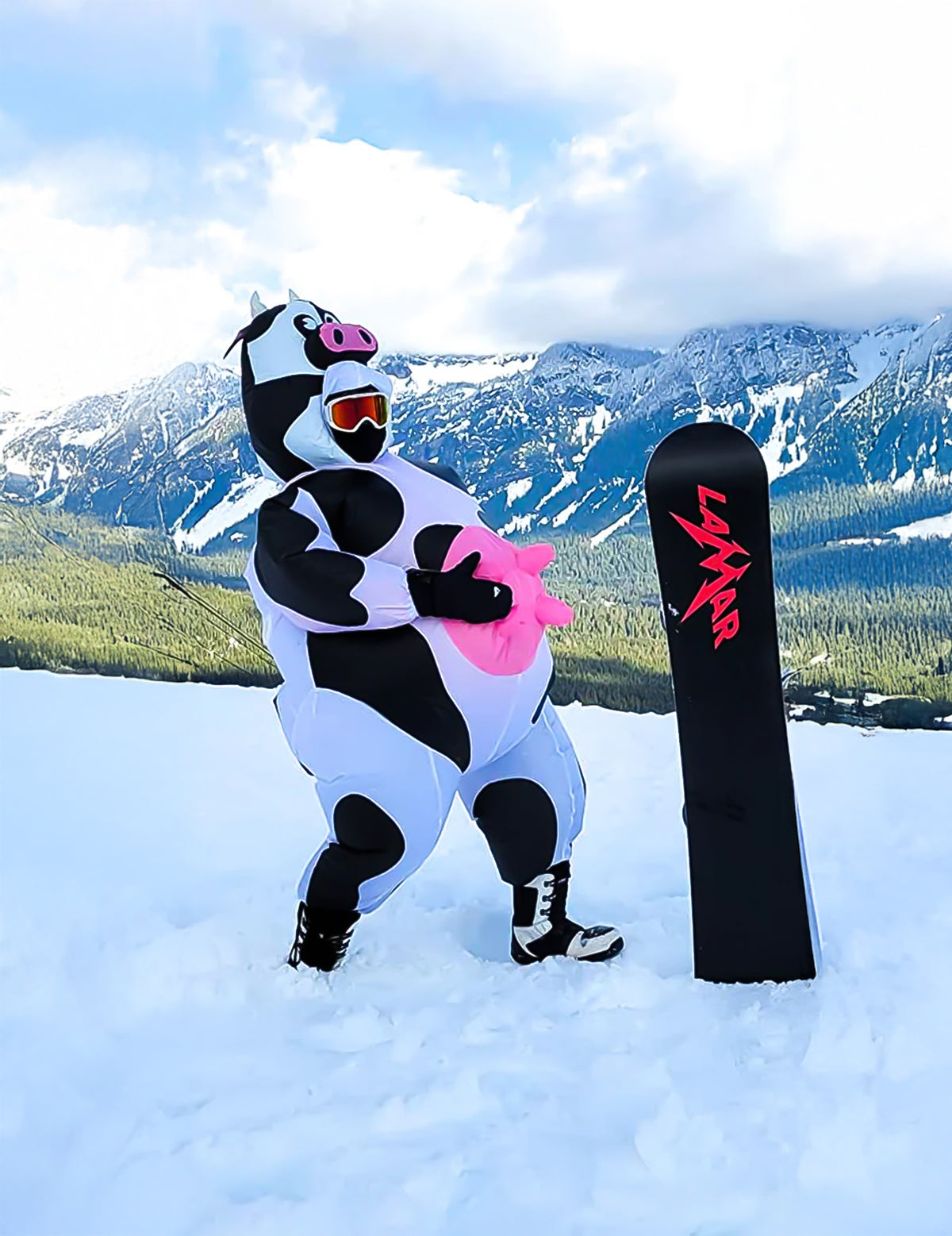 Vue en action à la montagne du déguisement gonflable vache humoristique