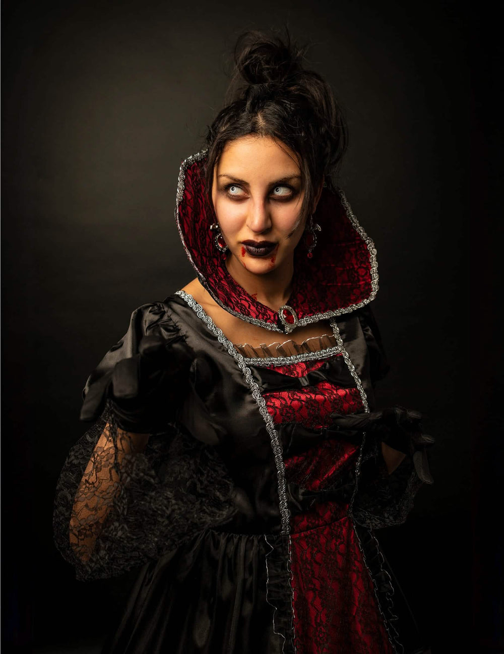 Détail du maquillage et des manches du déguisement vampire baroque luxe pour femme