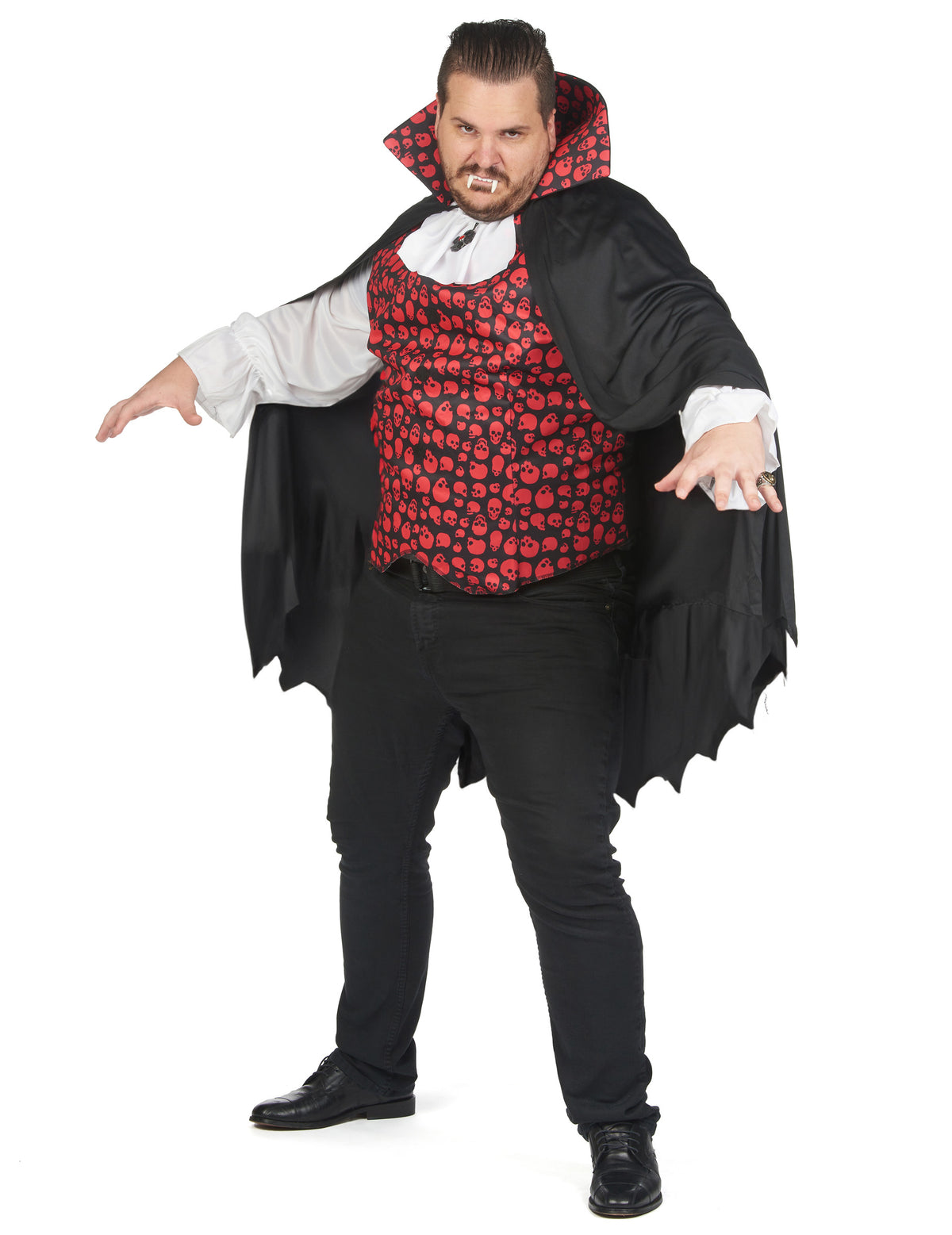 Vue de face avec cape ouverte et dents de vampire du déguisement de vampire pour homme grande taille
