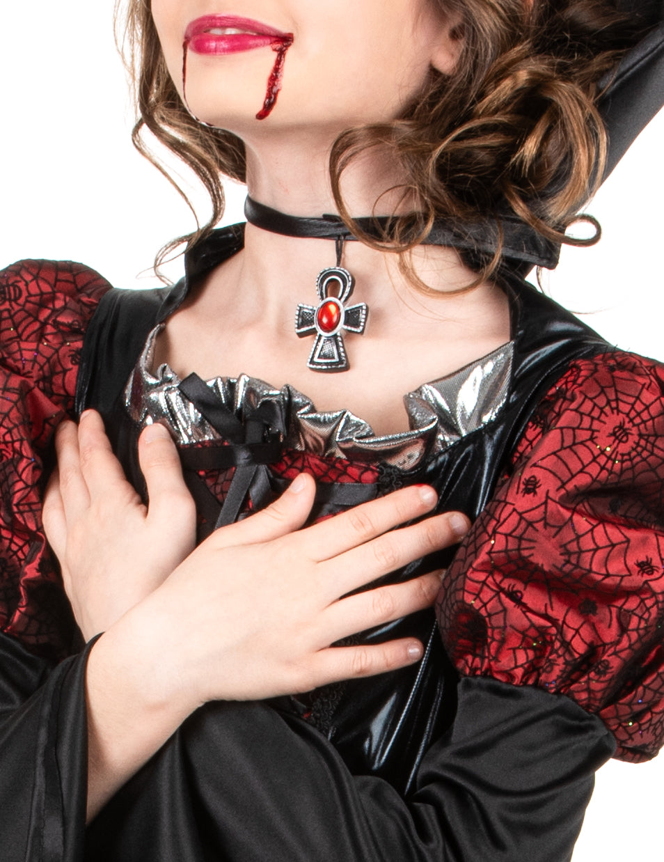 Détail du collier avec pendentif du déguisement vampire manches bouffantes
