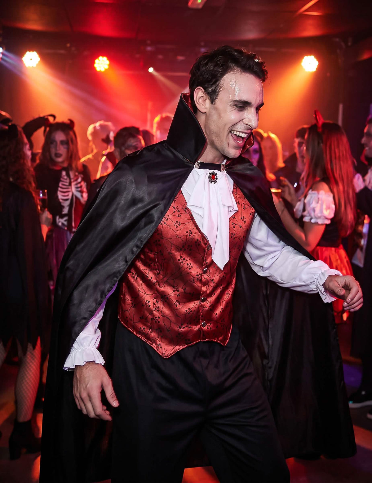 Deghizarea vampirilor roșii pentru bărbați de Halloween