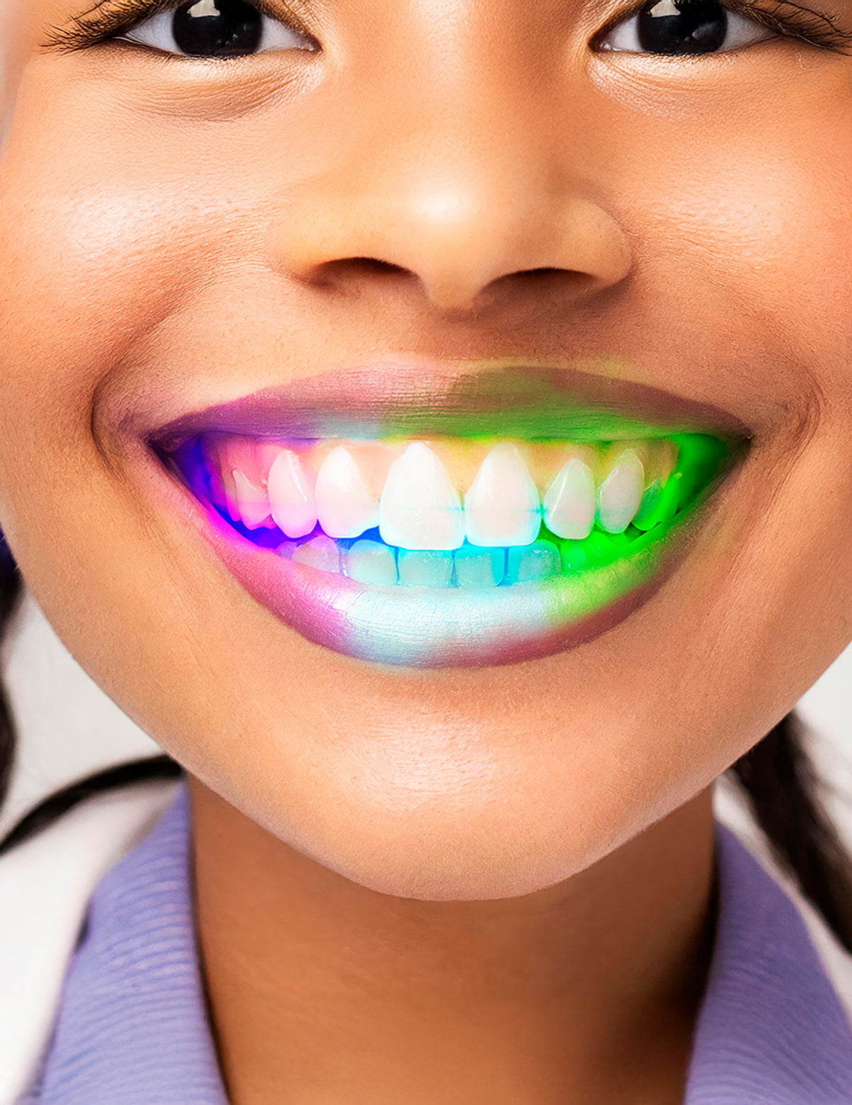 Détail de l'effet lumineux multicolore du dentier lumineux LED pour adulte