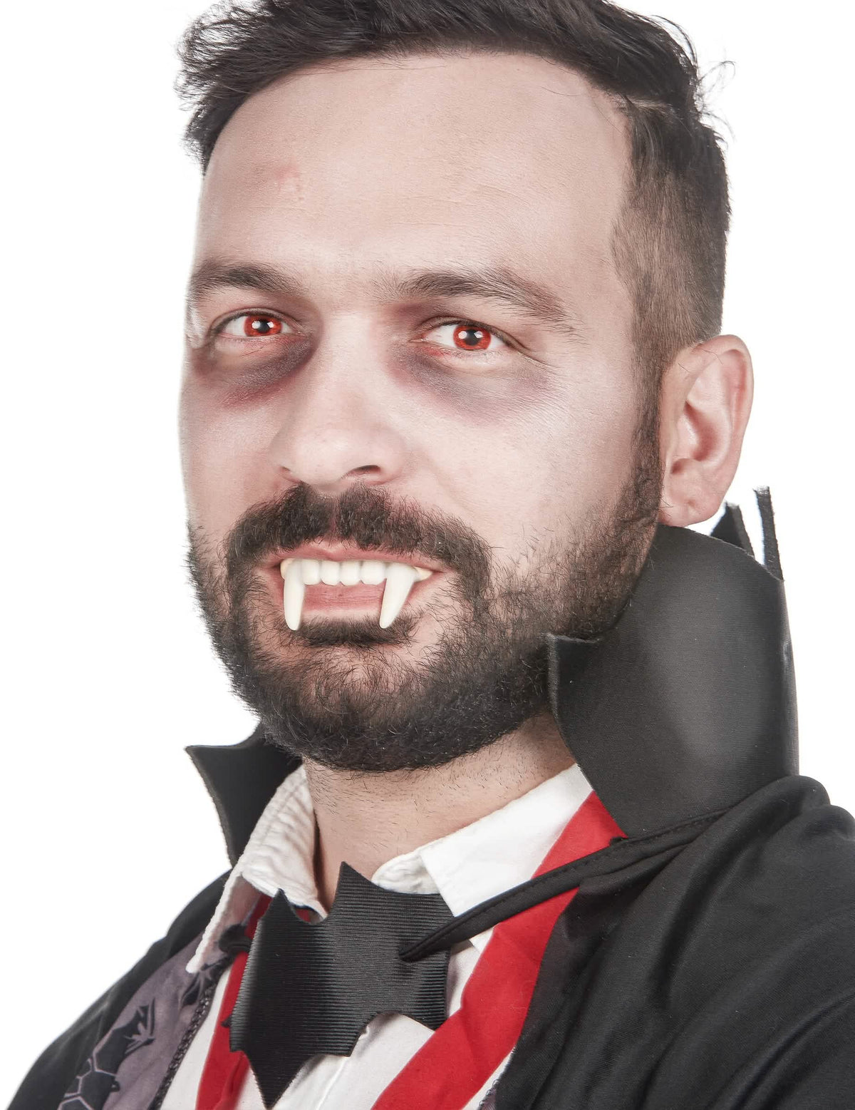 Prim-plan pe dantura de vampir pentru copil și adult