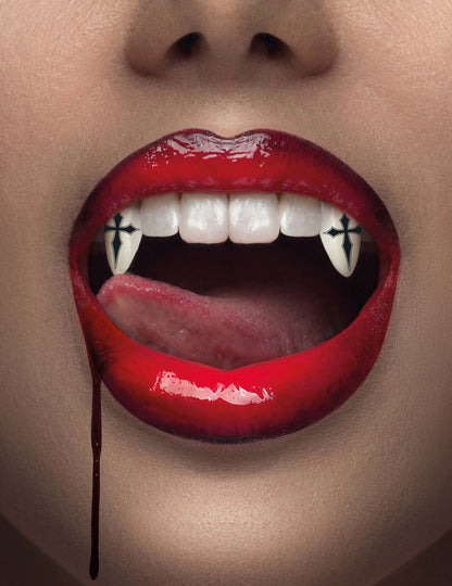 Dents de vampire avec croix gothiques
