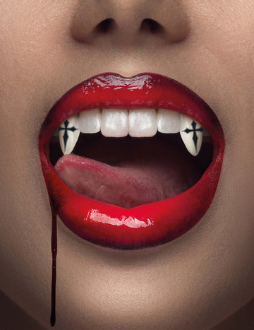 Dintii vampiri cu cruci gotice