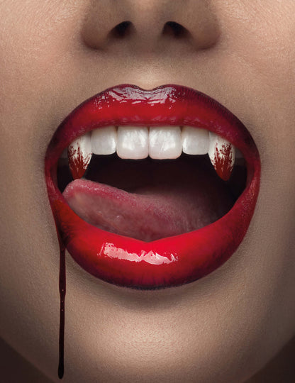Dents de vampire ensanglantées