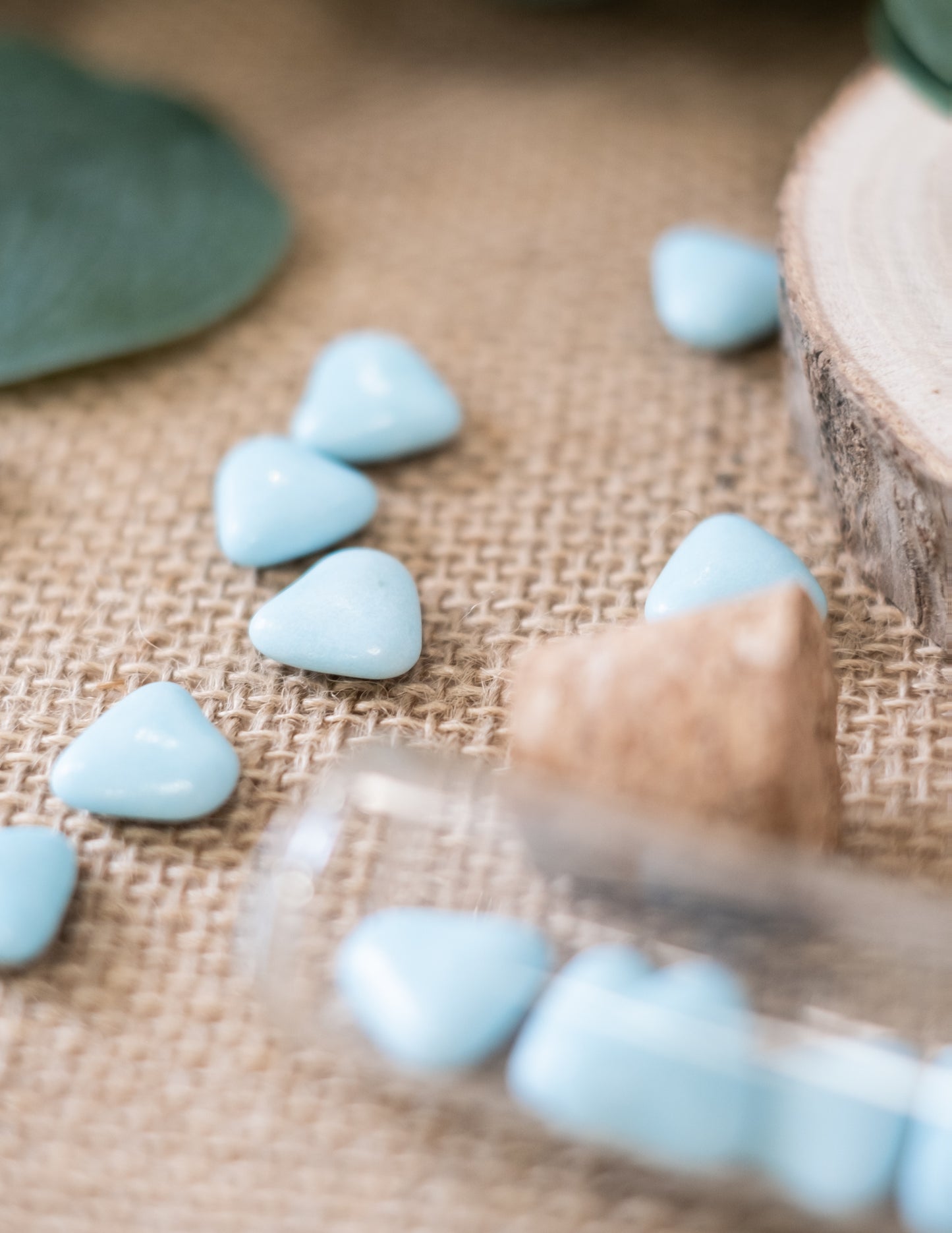 Bomboane mini inimă din ciocolată culoare albastru deschis 250 gr pentru împărtășanie 