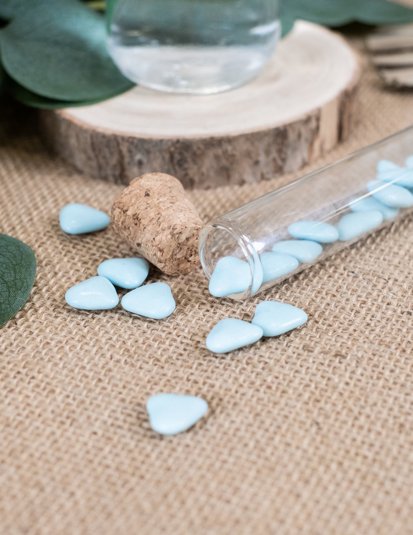 Bomboane mini inimă din ciocolată culoare albastru deschis 250 gr pentru împărtășanie 