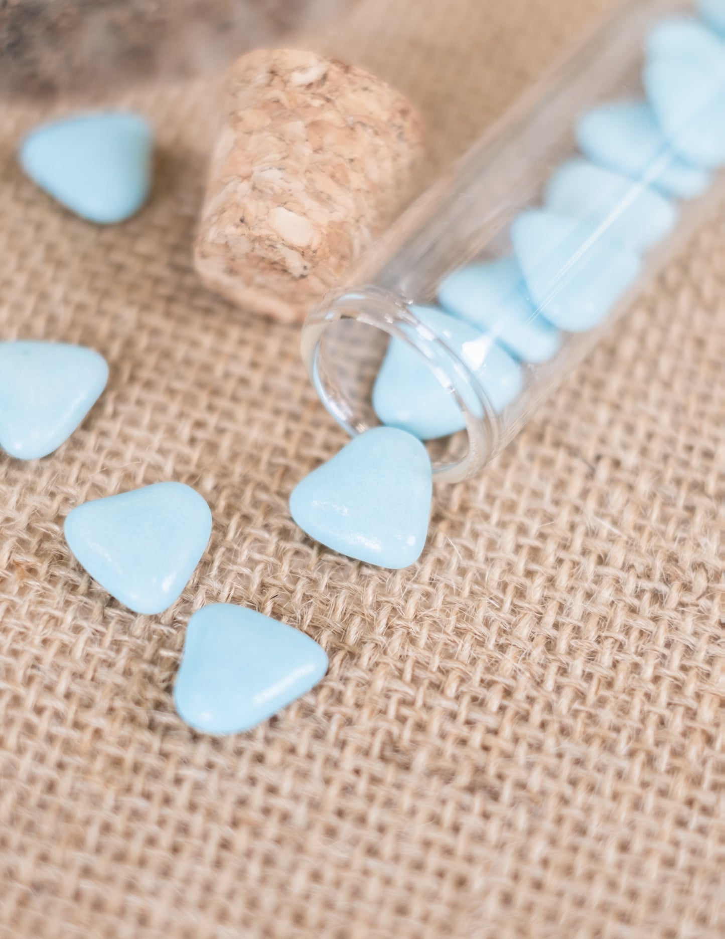 Bomboane mini inimă din ciocolată culoare albastru deschis 250 gr pentru împărtășanie 