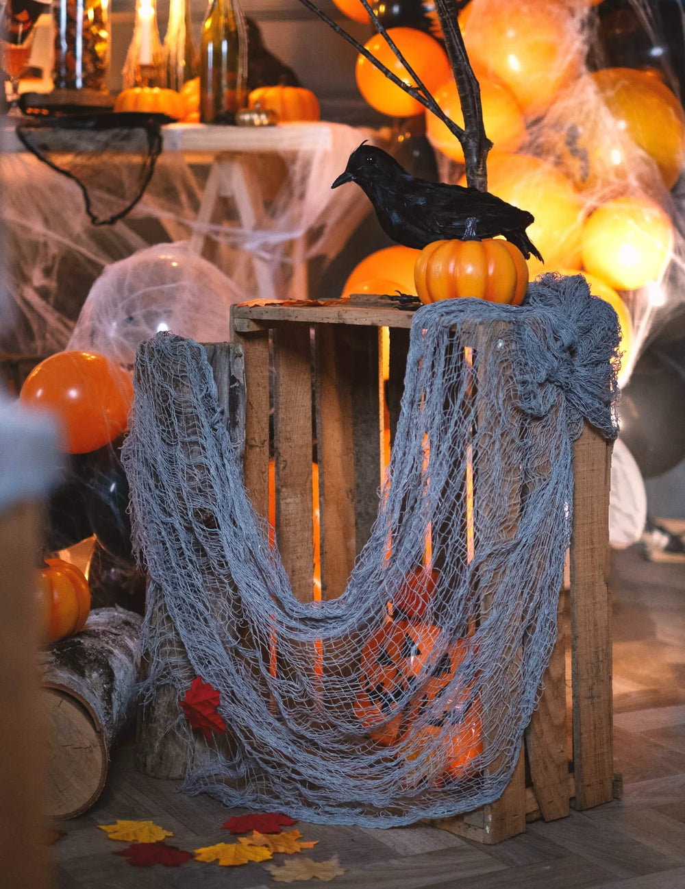 Drapat peste o ladă din lemn cu pânză de halloween pentru decorare