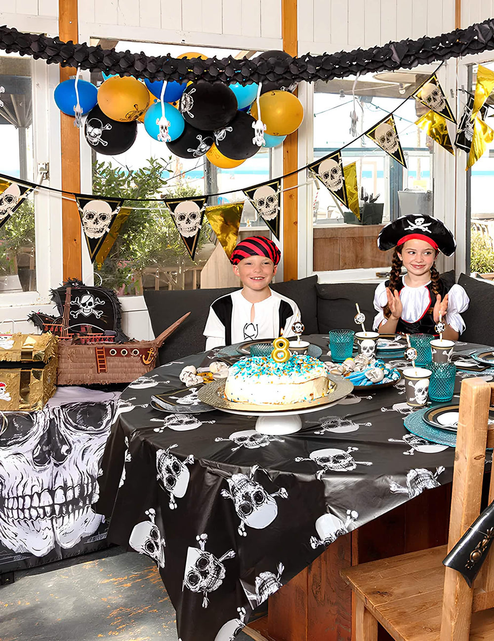 Punere în scenă la o aniversare a steagului Pirat Jolly Roger