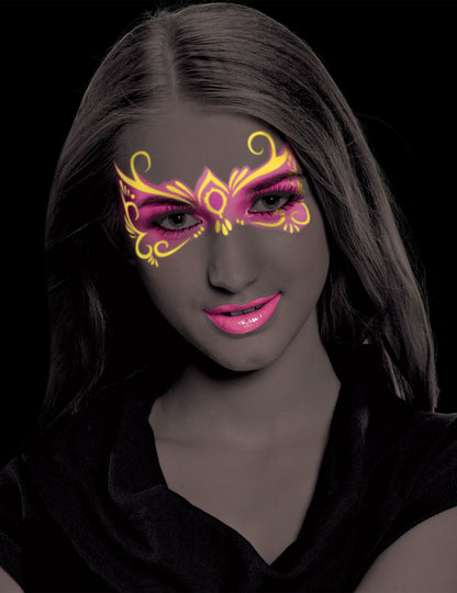 Maquillage du visage réalisé avec le duo de crayons de maquillage néon