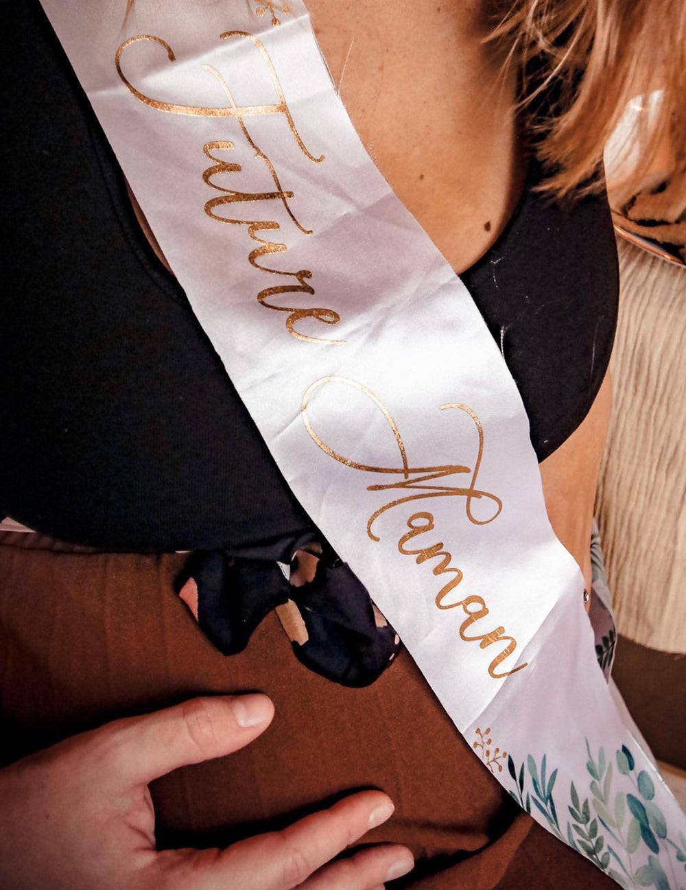 Détail de l'inscription de l'écharpe future maman oh baby végétale et or pour baby shower