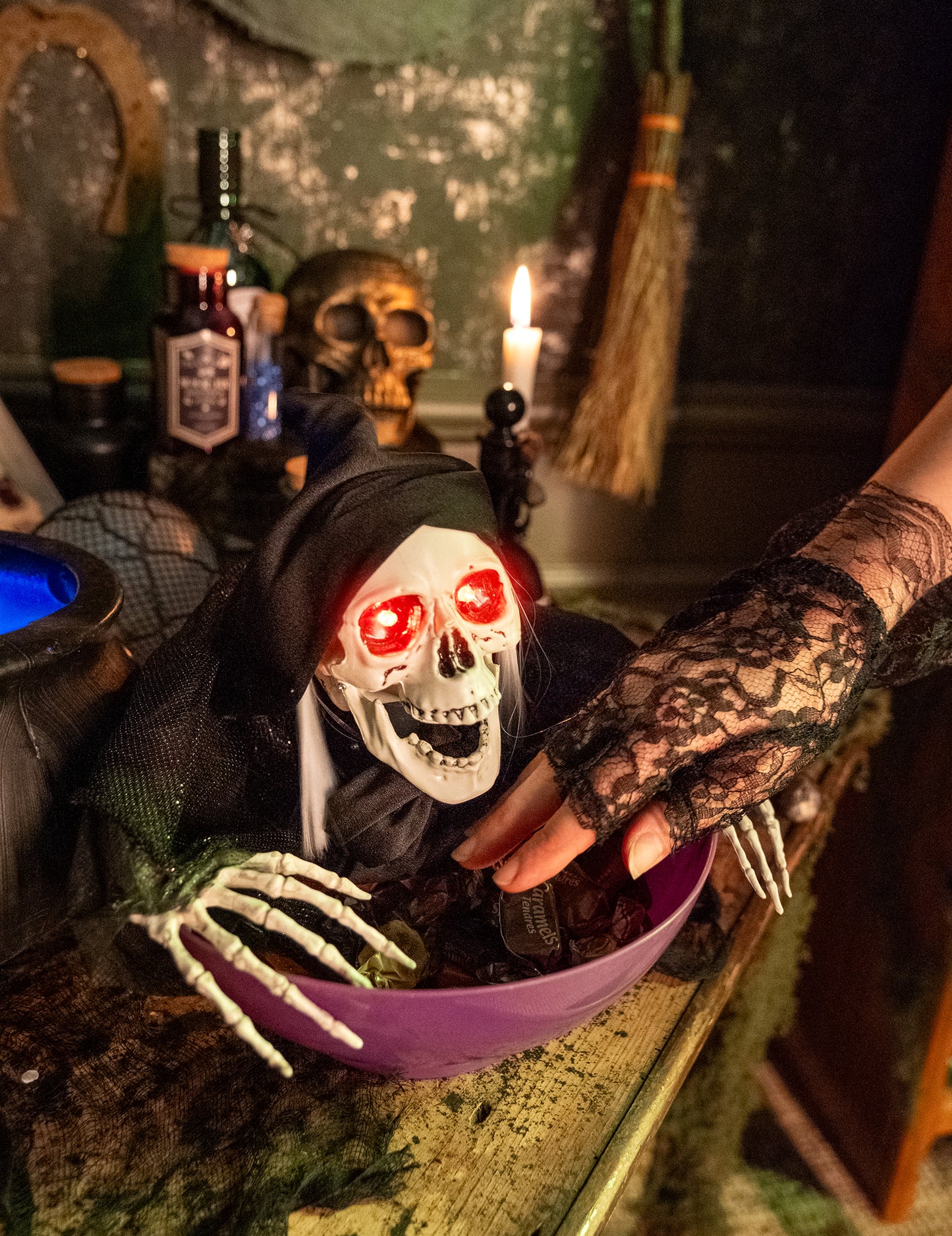 Ghoulish Reaper cu un bol strălucitor 52 cm