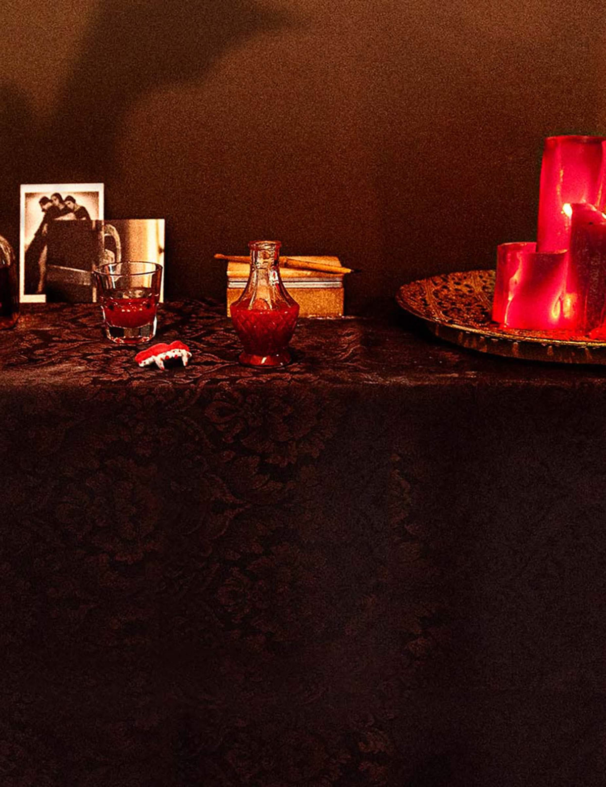 Punere în scenă de atmosferă a sângelui fals pentru textile halloween