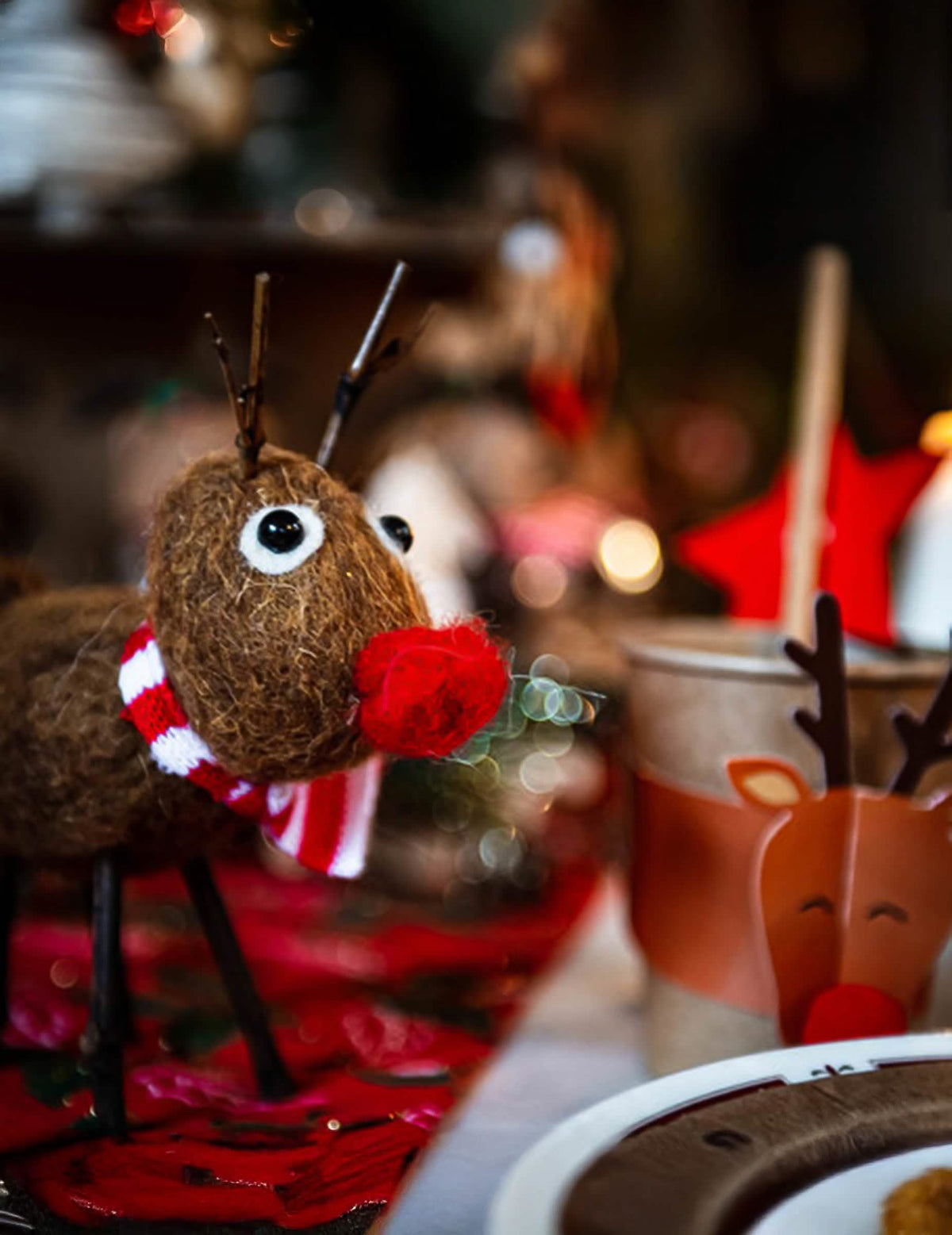 Figurină din lână fiartă renul Rudolph pentru decorațiune maro cu nas roșu și eșarfă dungată