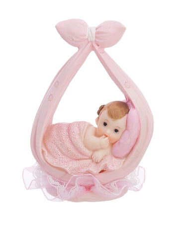 Figurine petite fille dans une écharpe rose 11 cm pour baptême