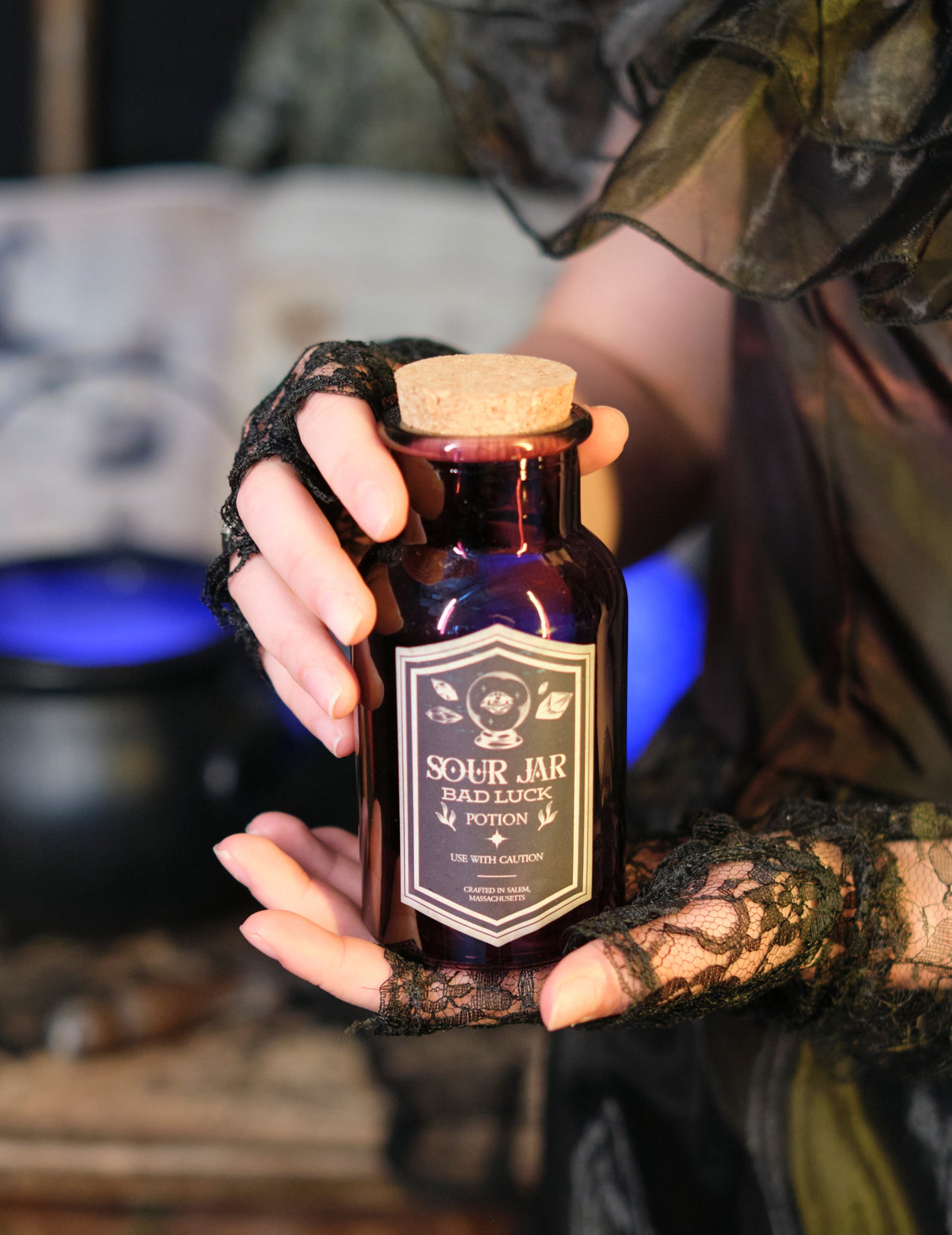 Borcan acru de sticlă cu poțiune violet 13.5 cm