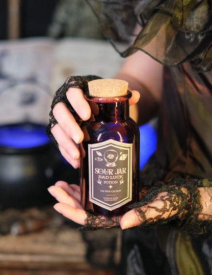 Borcan acru de sticlă cu poțiune violet 13.5 cm