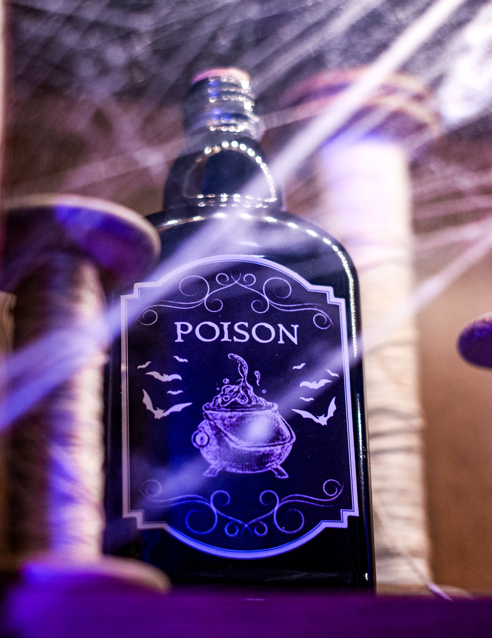 Mise en scène avec toiles d'araignées du flacon de poison pour Halloween