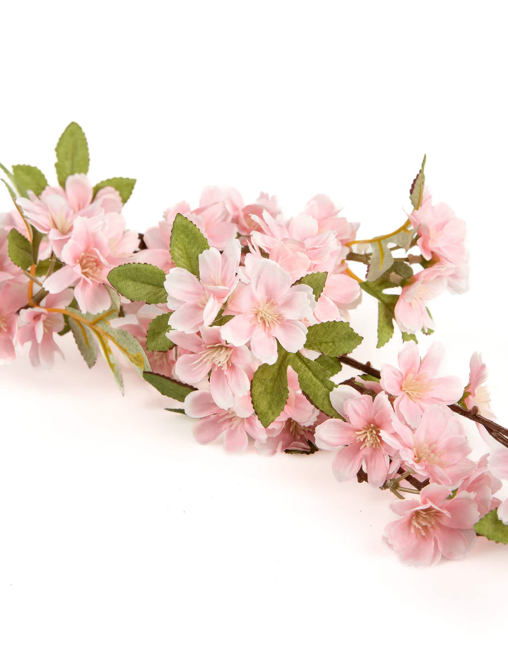Prim-plan pe florile artificiale de cireș în stil sakura