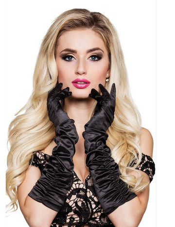 Femeie cu mănuși lungi din satin negru