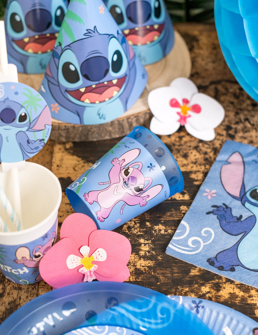 Mise en situation avec accessoires de fête du Gobelet réutilisable Stitch