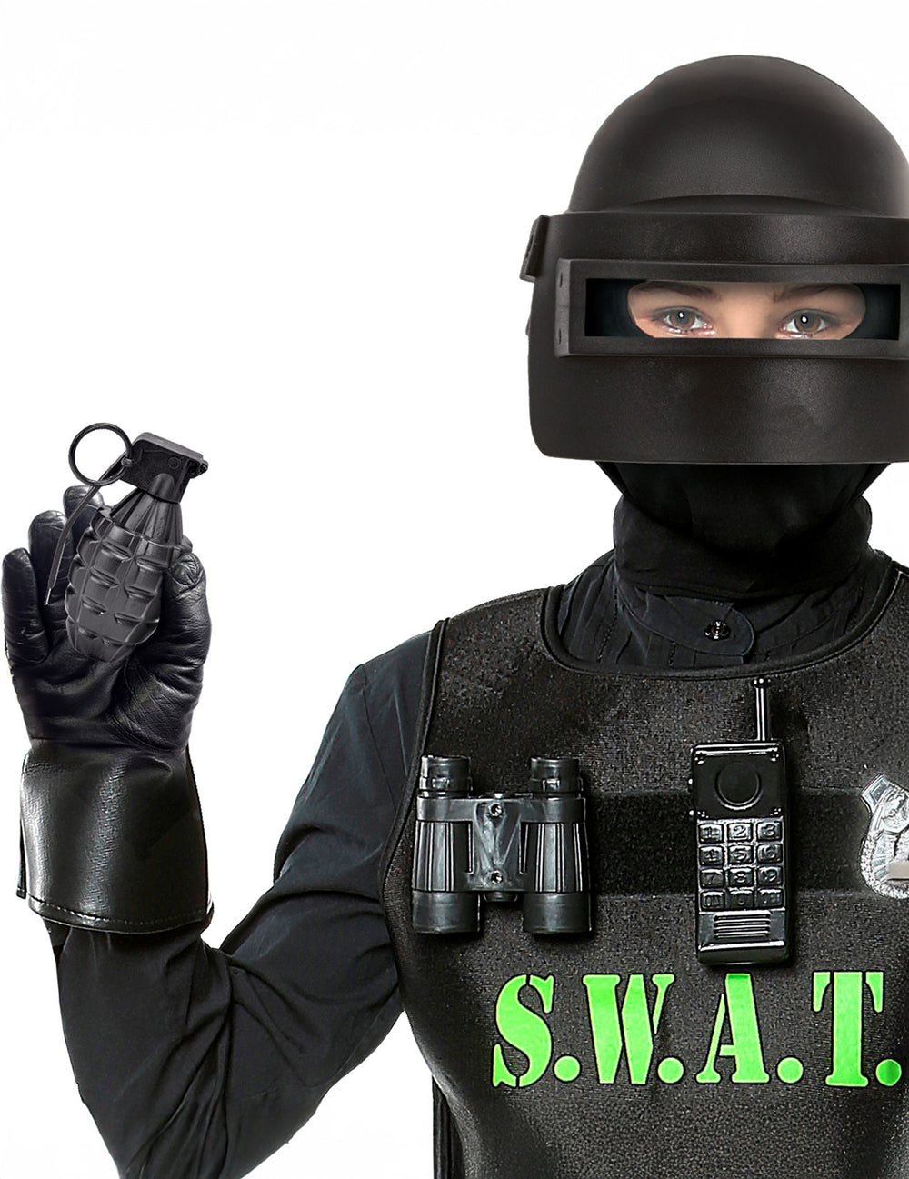 Gros plan sur la prise en main de la grenade à main pour adulte