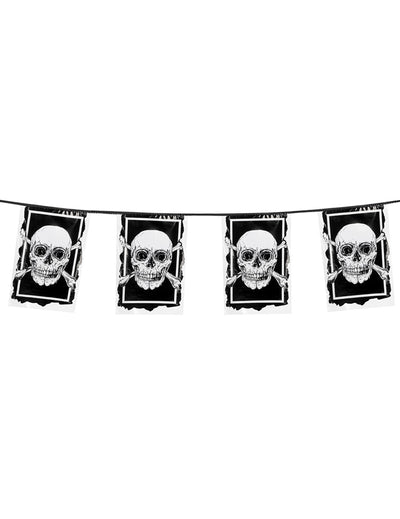 Mise en situation de la guirlande de 10 drapeaux en plastique Pirate Jolly Roger