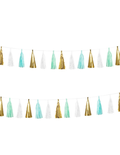 Mise en situation lors d'un anniversaire de la guirlande à pompons 18 tassels pour décoration turquoise, blanc et doré