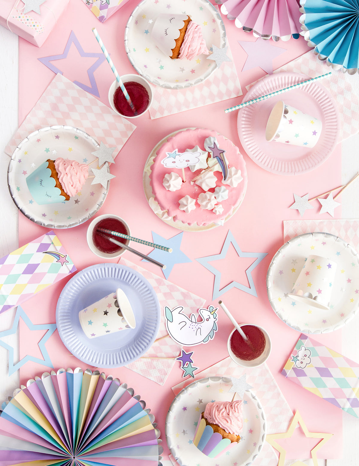Vue de dessus de la table avec la guirlande à faire soi-même 10 étoiles pour décoration d'anniversaire