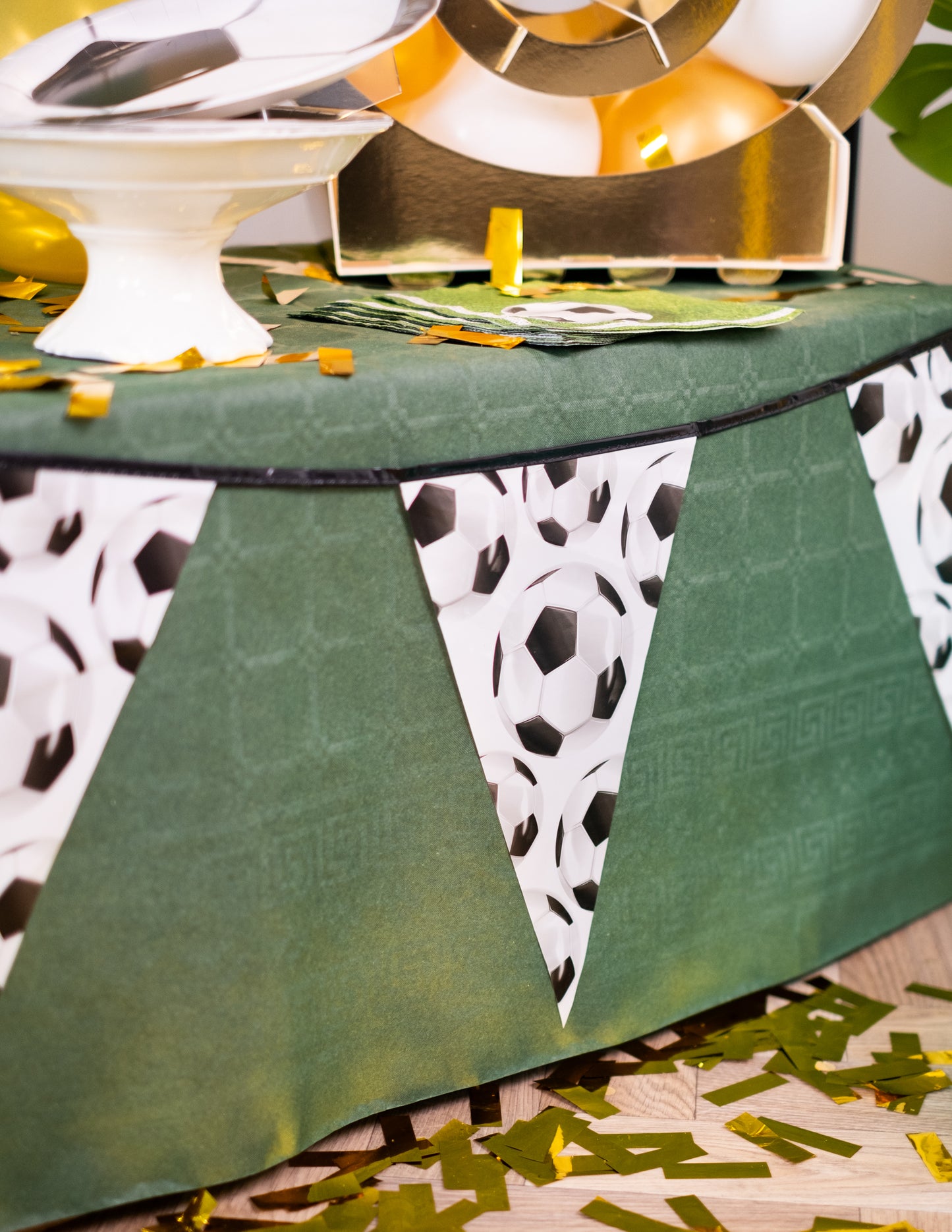 Imagine de prezentare pe o masă a ghirlandei cu fanioane Foot party