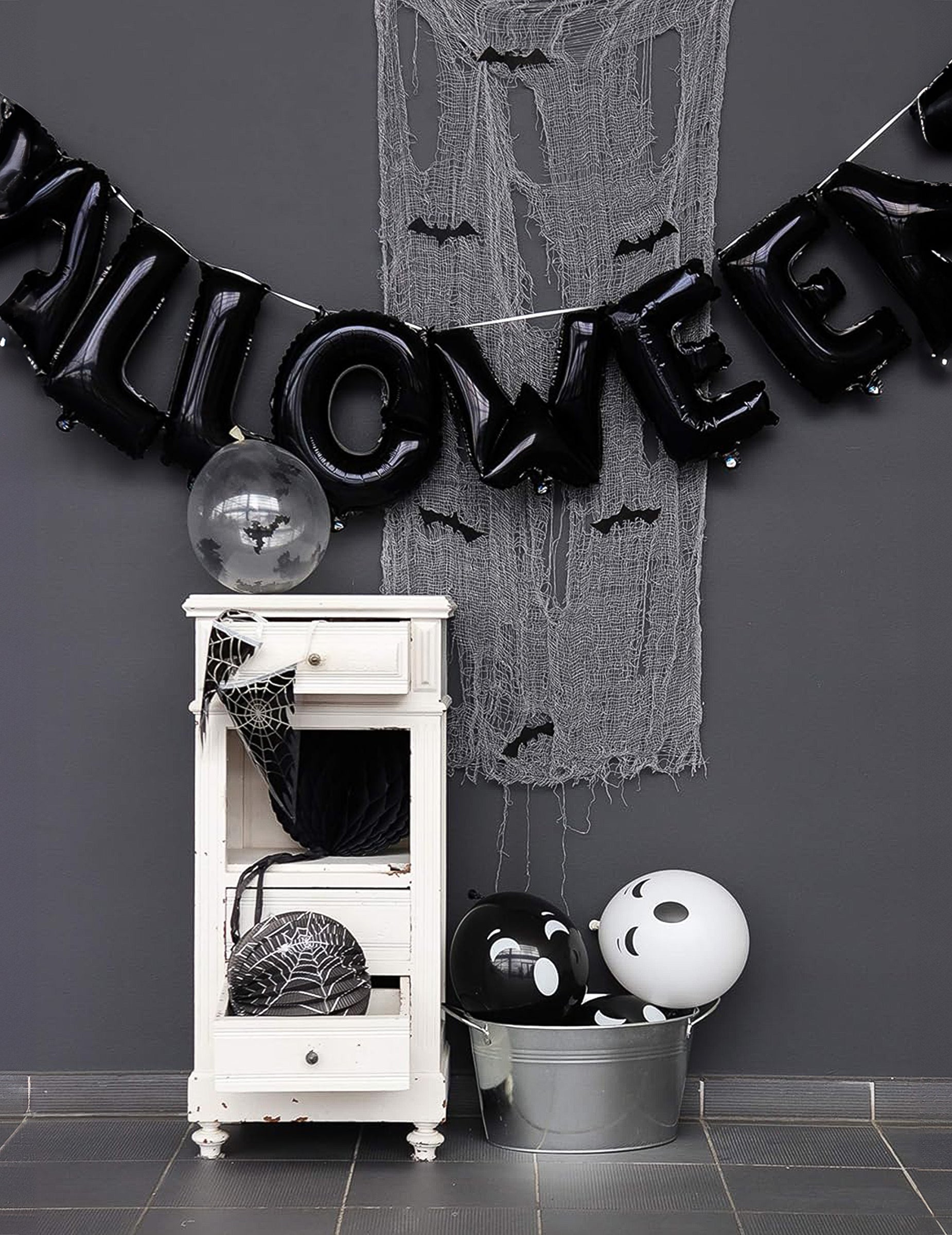 Mise en situation de la guirlande de ballons aluminium Halloween lettres noires