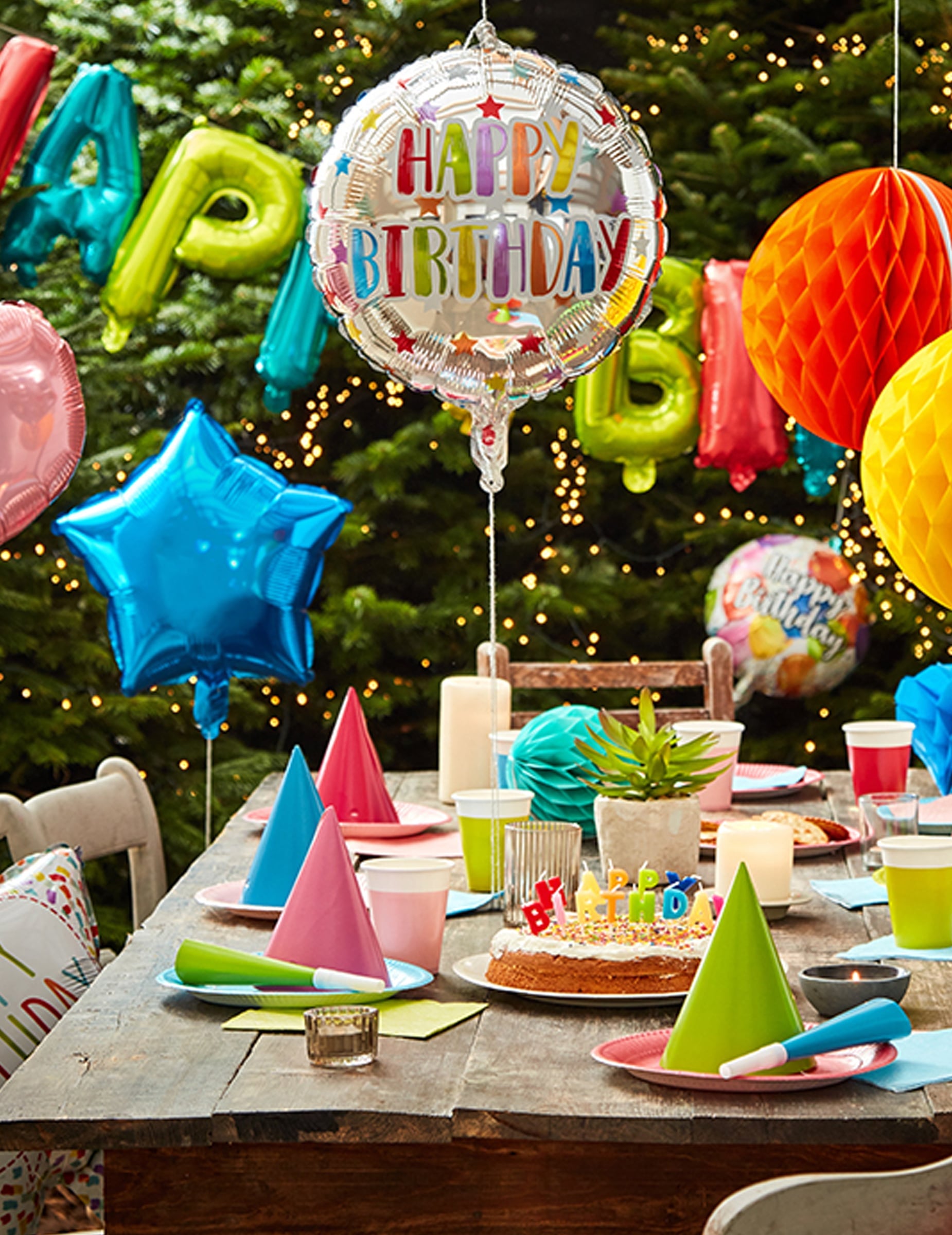 Mise en situation de la guirlande de ballons aluminium Happy Birthday pour fête multicolore