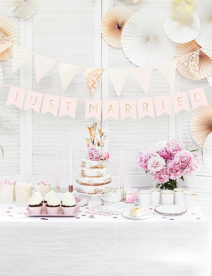 Ghirlandă cu fanioane din carton roz și alb 18 x 210 cm cu modele aurii