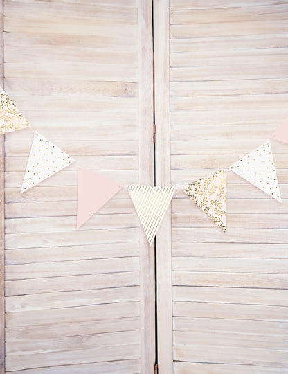 Ghirlandă cu fanioane din carton roz și alb 18 x 210 cm cu modele aurii