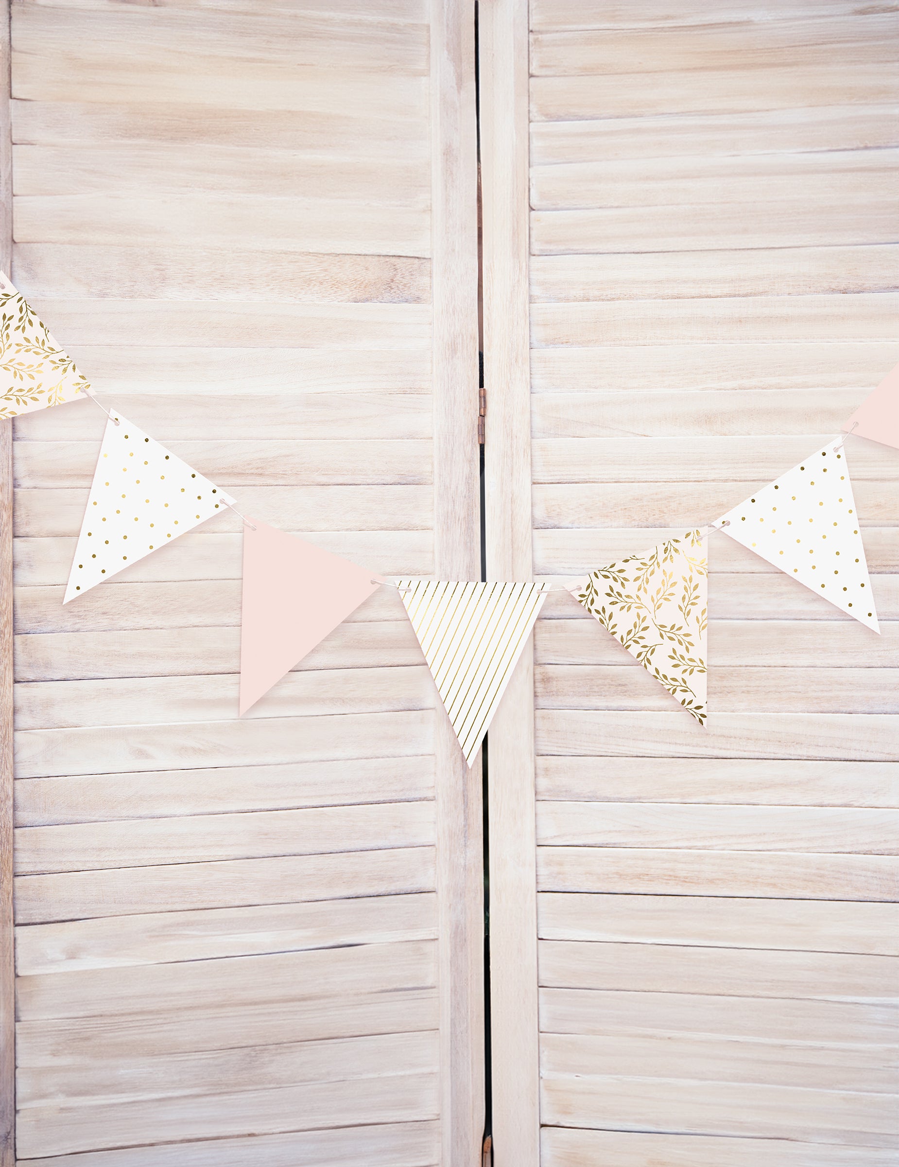 Vue d'ensemble de la guirlande de fanions en carton à motifs dorés pour fête rose et blanche